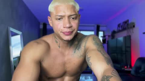 Snapshot of diagostone chatting on November 3, 10:32 pm Diego online show from November 3, 10:32 pm