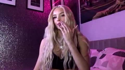 Snapshot of diamond_the_blonde chatting on October 19, 10:10 pm Diamond online show from October 19, 10:10 pm