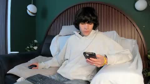 Snapshot of diamond_twink chatting on July 15, 5:34 am diamond_twink online show from July 15, 5:34 am