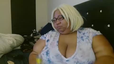 Snapshot of diamondbbwqueen chatting on May 9, 2:06 am diamondbbwqueen online show from May 9, 2:06 am