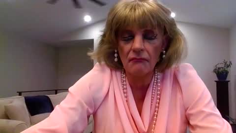 dianeheels online show from June 3, 1:36 pm