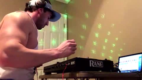 Snapshot of diegodavids chatting on February 18, 9:42 pm diegodavids online show from February 18, 9:42 pm