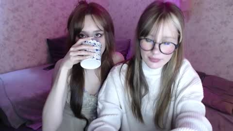 Hi im Alice 3 Im usualy online 03-10 or 17-21 UTC0 online show from March 3, 11:54 pm