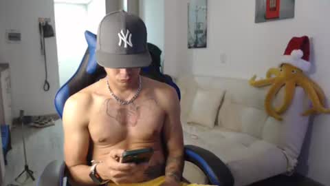 Snapshot of dilanxxx8888 chatting on December 14, 12:16 am dilanxxx8888 online show from December 14, 12:16 am