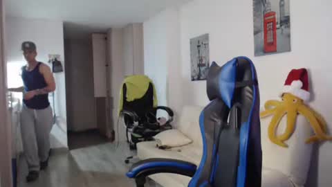 Snapshot of dilanxxx8888 chatting on December 17, 3:45 am dilanxxx8888 online show from December 17, 3:45 am