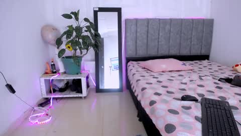 Snapshot of dina_mcry chatting on November 12, 10:41 pm DINA online show from November 12, 10:41 pm