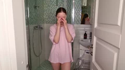 Snapshot of dina_peach chatting on June 9, 6:58 am Dina online show from June 9, 6:58 am