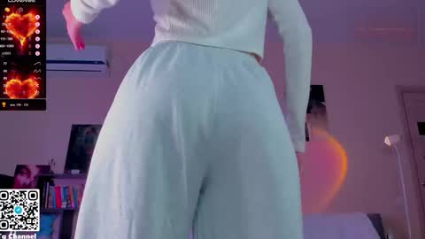 Snapshot of dindin_ chatting on December 2, 8:30 am Jessie online show from December 2, 8:30 am