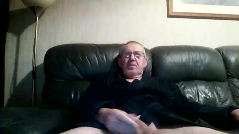 Snapshot of discovery63 chatting on January 1, 10:24 pm discovery63 online show from January 1, 10:24 pm