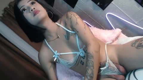 divinaaaaa online show from April 22, 11:23 am