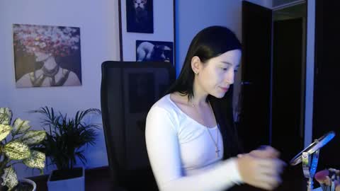 Snapshot of divineisis chatting on October 23, 10:03 am Hera online show from October 23, 10:03 am