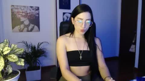 Snapshot of divineisis chatting on October 30, 10:06 am Hera online show from October 30, 10:06 am