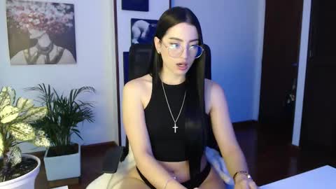 Snapshot of divineisis chatting on November 6, 11:00 am Hera online show from November 6, 11:00 am