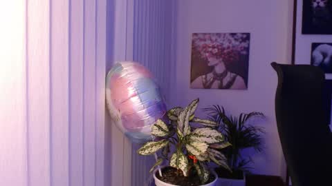 Snapshot of divineisis chatting on November 27, 10:06 am Hera online show from November 27, 10:06 am