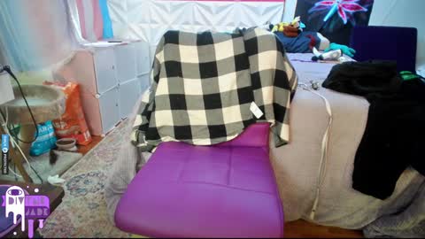 Snapshot of divynejade chatting on December 11, 6:42 pm Jade Divyne online show from December 11, 6:42 pm