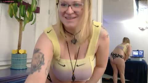 Snapshot of dixie_comanche chatting on January 12, 12:27 am dixie_comanche online show from January 12, 12:27 am