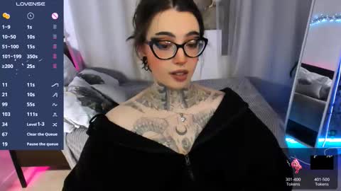 dixipixi_ online show from February 5, 6:07 am