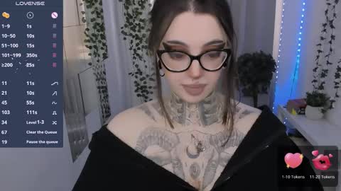 dixipixi_ online show from April 30, 5:47 am
