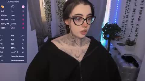 dixipixi_ online show from June 19, 6:29 am