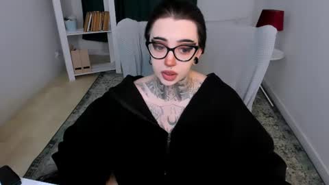 dixipixi_ online show from June 25, 7:13 am
