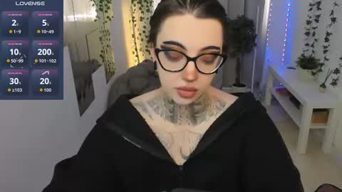 dixipixi_ online show from July 25, 5:38 am