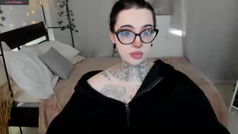 dixipixi_ online show from July 30, 10:36 am