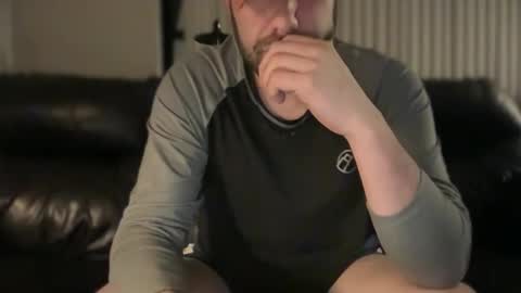 Snapshot of dj_chaterbate chatting on March 1, 4:25 am DJ Chaterbate online show from March 1, 4:25 am