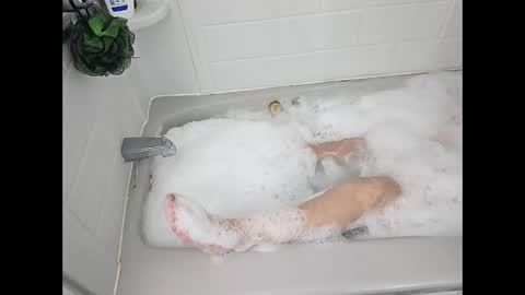 Snapshot of djbooth22 chatting on December 21, 3:46 am DJ Beth online show from December 21, 3:46 am