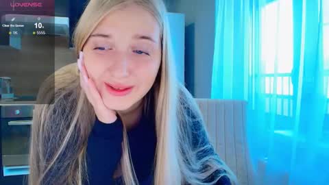 Snapshot of do_u_want_alice chatting on October 12, 7:18 am Alice online show from October 12, 7:18 am