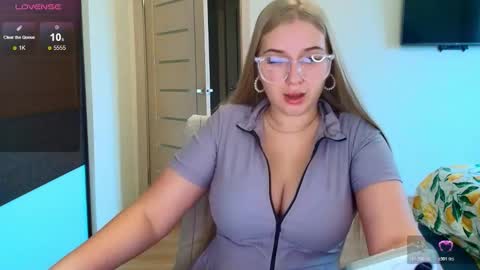 Snapshot of do_u_want_alice chatting on October 29, 8:49 am Alice online show from October 29, 8:49 am