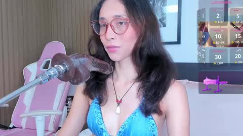 Snapshot of doll_bella_ chatting on October 3, 8:17 pm Bella online show from October 3, 8:17 pm