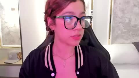 Snapshot of doll_eyeess_ chatting on September 24, 2:37 am D online show from September 24, 2:37 am