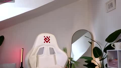 Snapshot of doll_lesli chatting on September 30, 6:29 am Your doll Lesli online show from September 30, 6:29 am