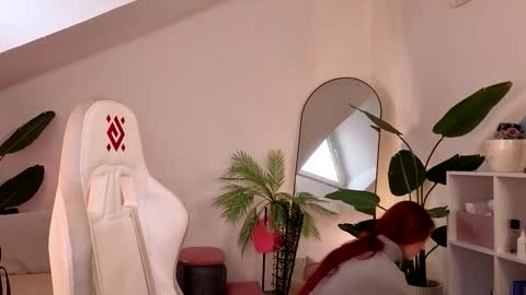 Snapshot of doll_lesli chatting on December 18, 9:48 am Your doll Lesli online show from December 18, 9:48 am