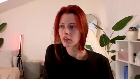 Snapshot of doll_lesli chatting on December 19, 9:27 am Your doll Lesli online show from December 19, 9:27 am