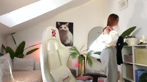 Snapshot of doll_lesli chatting on March 4, 10:21 am Your doll Lesli online show from March 4, 10:21 am