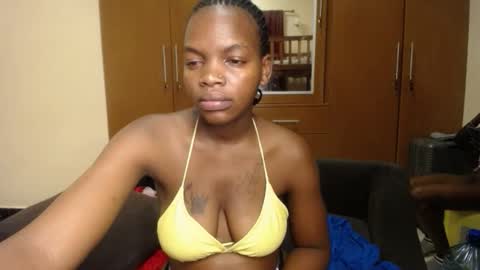 Snapshot of dollface_bella chatting on October 16, 8:54 pm Bella online show from October 16, 8:54 pm