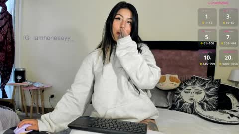 Snapshot of dollhoneycam chatting on April 1, 4:37 pm HONEY online show from April 1, 4:37 pm