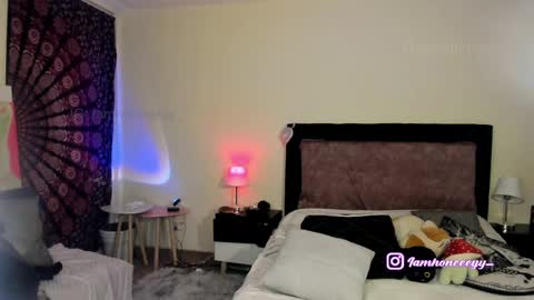 Snapshot of dollhoneycam chatting on April 23, 6:03 am HONEY online show from April 23, 6:03 am