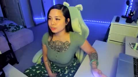 Snapshot of dolllface chatting on November 21, 6:12 am DOLLLFACE online show from November 21, 6:12 am