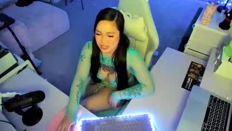 DOLLLFACE online show from February 4, 6:30 am