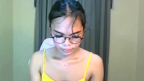 Snapshot of dolly_angel2 chatting on December 6, 3:44 pm dolly_angel2 online show from December 6, 3:44 pm