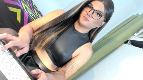 Snapshot of domina_angela chatting on October 16, 6:31 pm ANGELA online show from October 16, 6:31 pm