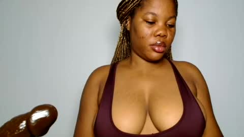 Snapshot of domina_veloura27 chatting on July 12, 11:23 am laura online show from July 12, 11:23 am