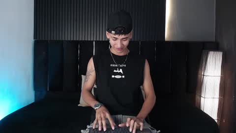 Snapshot of dominic_ghost chatting on November 12, 12:44 am Dominic online show from November 12, 12:44 am