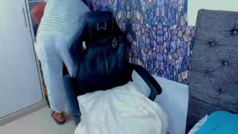 Snapshot of dominic_smith_ chatting on February 16, 2:20 am dominic_smith_ online show from February 16, 2:20 am