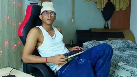 dominic_smith_ online show from June 18, 4:35 am