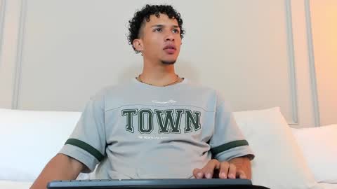 Snapshot of dominick_star chatting on December 29, 3:33 am Dominick Star online show from December 29, 3:33 am