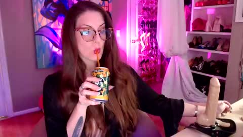 Snapshot of dommetomorrow chatting on January 7, 6:05 am DommeTomorrow online show from January 7, 6:05 am