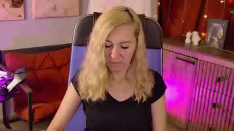 Donna online show from June 18, 8:02 pm